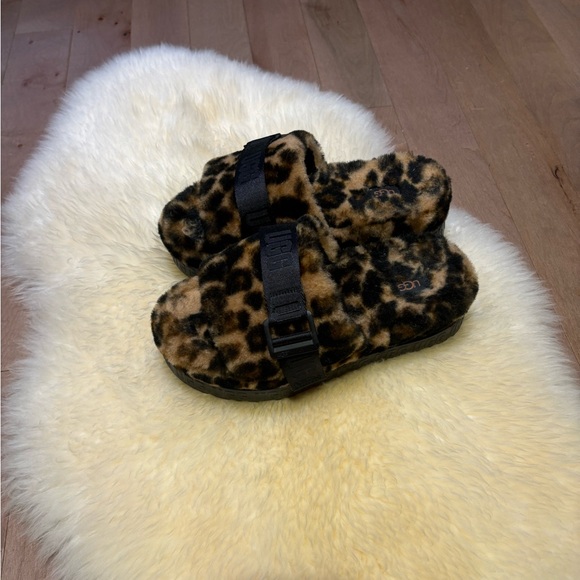 *SOLD* VEUC - UGG Fluffita Flatform Sandals - 7.5 - Picture 1 of 5